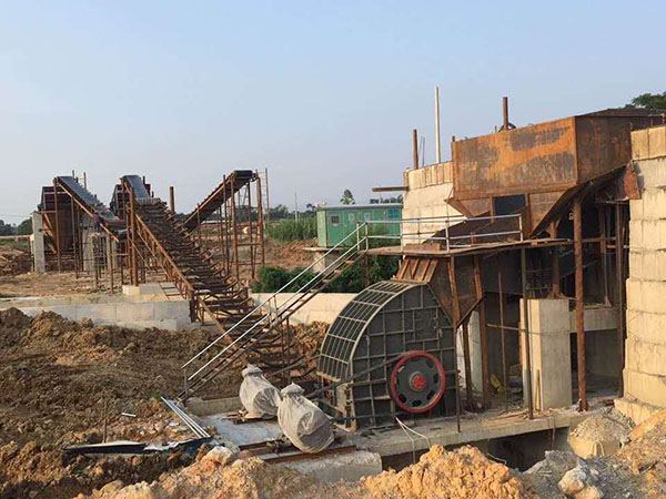 山東一臺(tái)可重錘破碎機(jī)站多少錢